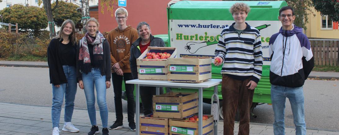 Sowohl die beiden scheidenden Schülersprecherinnen Antonia Engert und Ella Wiedemann (ganz links) als auch die drei neu gewählten Schülersprecher Sebastian Neumayer (3. von links), Georg Held (2. von rechts) sowie Nikolas Braun (ganz rechts) freuten sich über die Lieferung Äpfel von Simon Hurler (3. von rechts), dem Geschäftsinhaber von "Hurler's Obstecke".