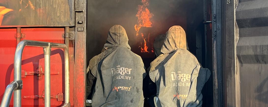 Feuerwehrler im Brandübungscontainer