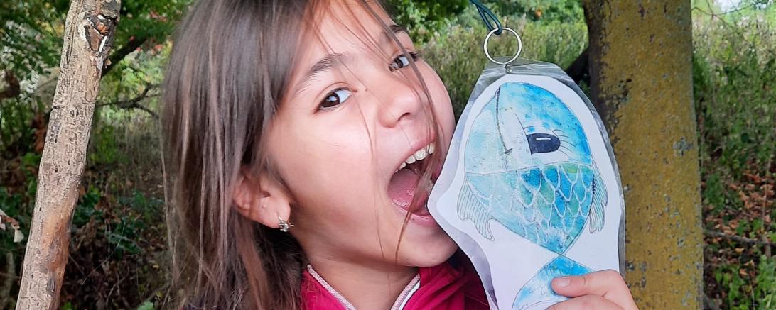 Das Bild zeigt ein Mädchen beim Waldangelspiel