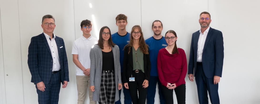 Der geschäftsführende Gesellschafter Johann Sailer (links) und der kaufmännische Leiter Stefan Schweitzer (rechts) V.l.n.r.: Sebastian Lechner, Christina Palzer, Niklas Schelshorn, Sarah Geitner, Nico Zach, Julia Hofer