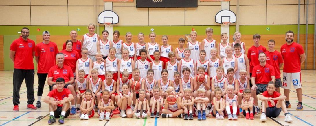 Unter der Leitung von Gary Szabo und den weiteren Trainern und Übungsleitern absolvierten die Buben und Mädchen täglich abwechslungsreiche Stationen.