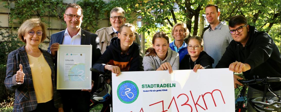 Das Bild zeigt (V.l.n.r.) 1. weitere Stellvertreterin des Landrats Ursula Kneißl-Eder, Radverkehrsbeauftragter Alexander Wolfinger, VR-Kreisverbandsvorsitzender Paul W. Ritter, Lehrerin Karin Lessmann, Schulleiter Andreas Kiesl sowie die Schülerinnen und Schüler der Realschule Maria Stern aus Nördlingen.