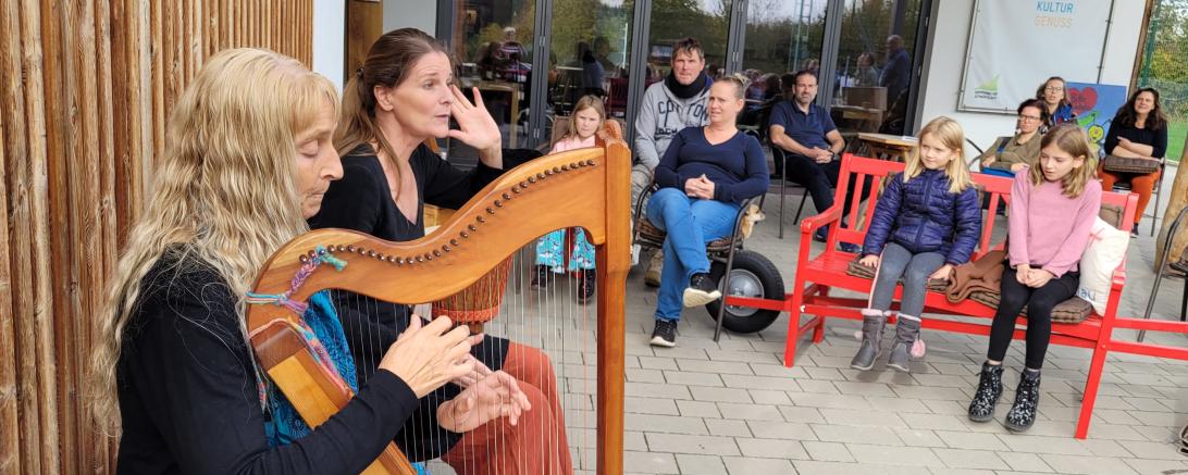 Eine märchenhafte Auszeit gab es beim Blossenauer Bücherbasar mit Geschichtenerzählerin Ulrike Mommendey und Harfenistin Eva Maria Kirschner.