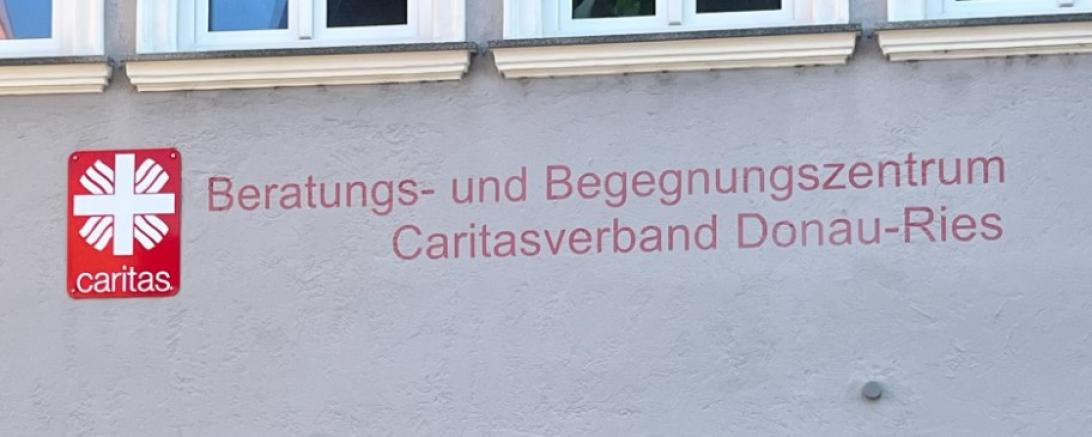 Das Bild zeigt das Gebäude der Caritas.