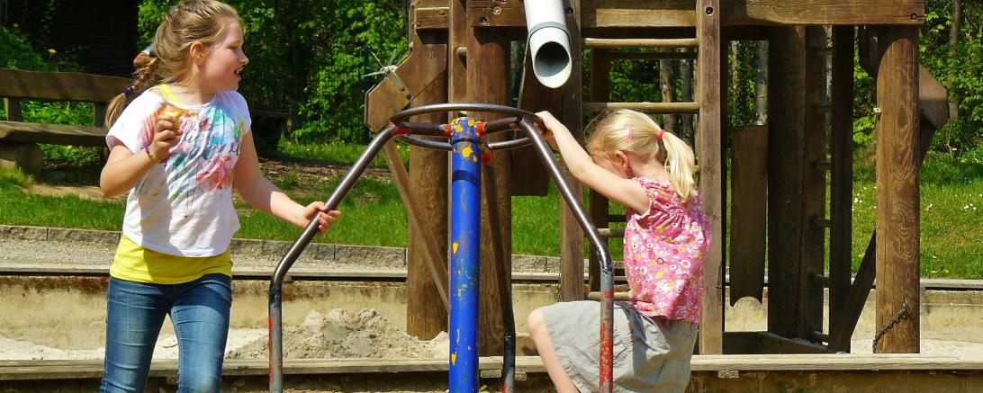 Kinder auf einem Spielplatz.