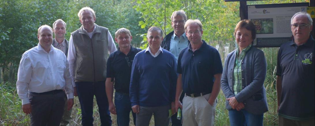 Das Bild zeigt von links: Stadtrat Konrad Müller, Marc Koch (Bereichsleiter Forst am AELF), Volker Bauer, MdL, Förster Willi Weber, 1.Bürgermeister Günther Pfefferer, Dr. Reinhard Bader (Leiter des AELF), Wolfgang Fackler, MdL, Maria Mittl (Vorsitzende der WBV Nordschwaben) und 1. Bürgermeister Alfred Maderer (Langenaltheim).