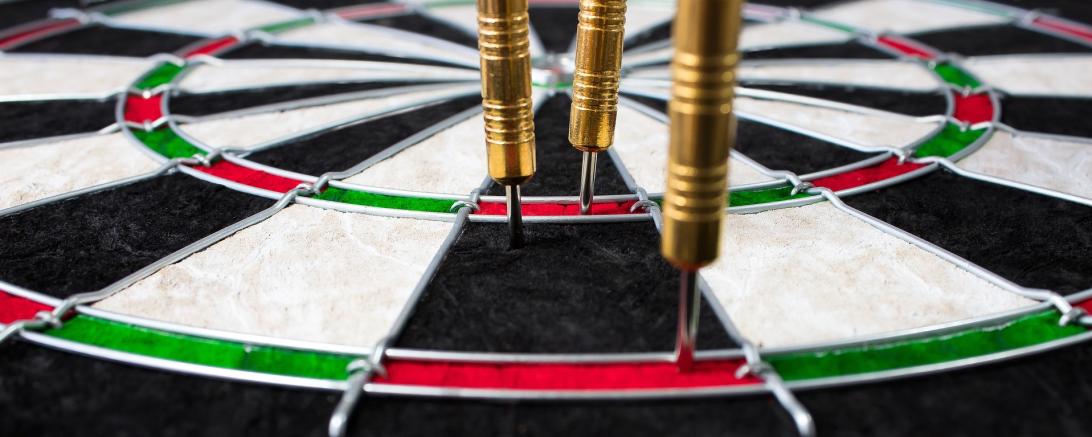 Eine Dartscheibe mit Pfeilen.