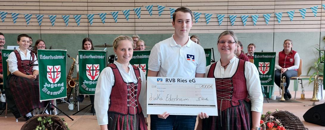 von links: Jugendleiterin Marie Stadelmeier, Maximilian Heller von der RVB Ries und Jugenddirigentin Elke Ruf. 