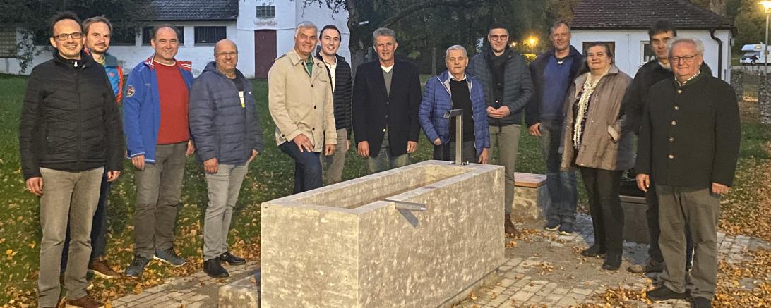 Im Bild sind der Bürgermeister Drexler und der Stadtrat von Wemding vor der neuen Handkneippe zu sehen