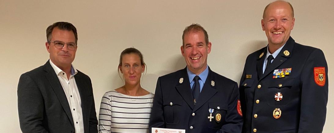 Das Bild zeigt von links (von links) Donauwörths Oberbürgermeister Jürgen Sorré, die Leiterin Kinderfeuerwehr Natalie Reitschuster, Kommandant Ulrich Reitschuster und Stadtbrandinspektor Alexander Zobel.