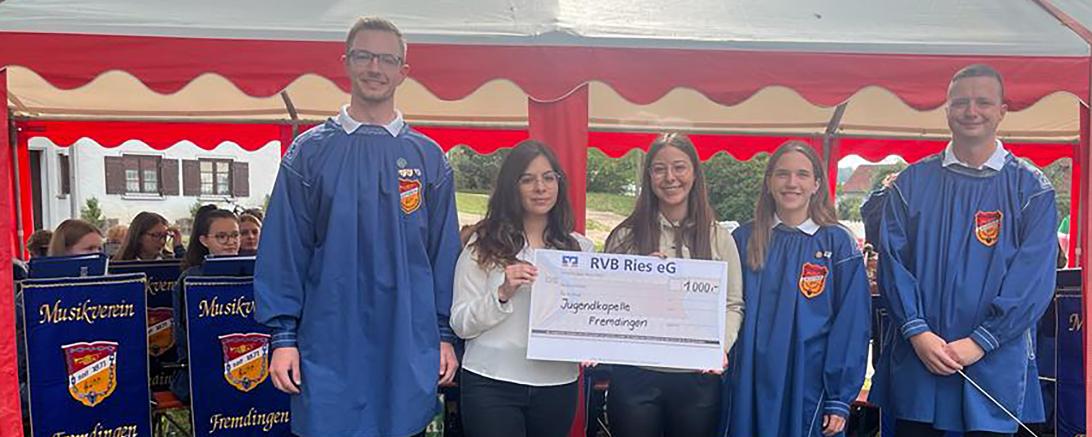 Das Bild zeigt von links: Jugendleiter Benedikt Maier, Sophie Niederhuber und Maresa Nagler (beide RVB Ries), Jugendleiterin Magdalena König, Jugendkapelle-Dirigent Daniel Stimpfle.