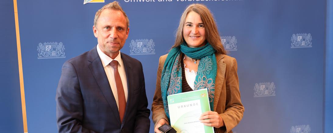 Bianca Brandner wird mit dem grünen Engel ausgezeichnet.