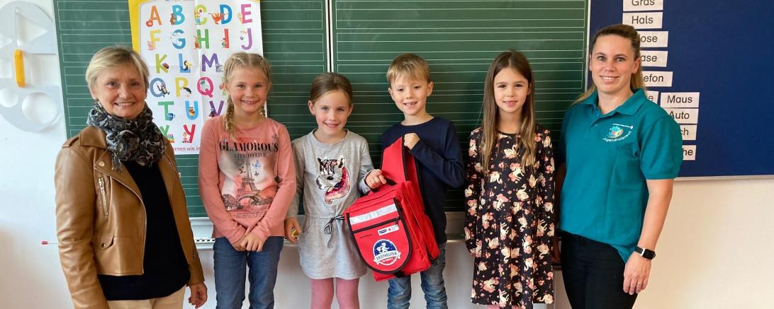 Im Bild ist die Rektorin, Klassenlehrerin und vier Schüler der wemdiger Grundschule zu sehen