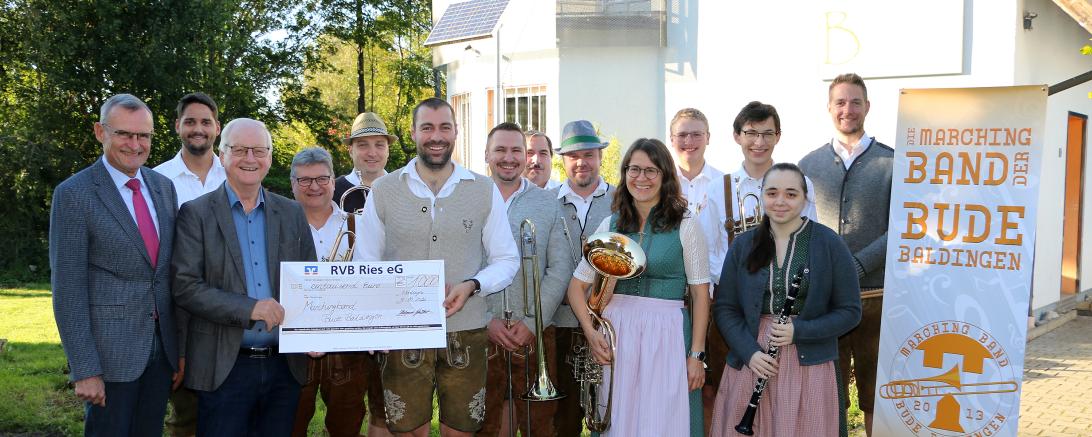 Unser Bild zeigt von links: Helmuth Wiedenmann (Vorstandsvorsitzender VR-Bürgerstiftung Ries), Stiftungsgründer Helmut Guckert, Michael Mittring (Leiter Marching Band der Bude Baldingen) mit Band-Mitgliedern. 