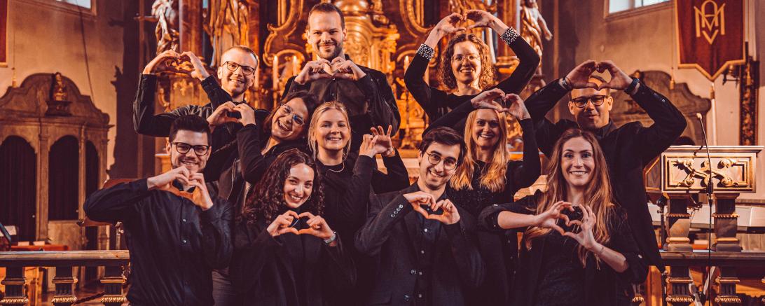 Das Bild zeigt ein Gruppenbild des Hearchor