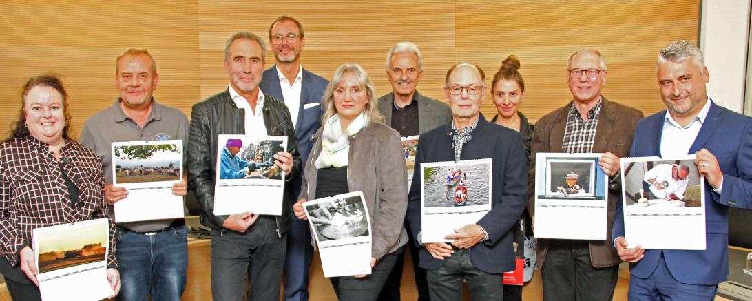 v.l.n.r.: Verein der Oettinger Film- und Fotofreunde Martina Grimm und Thomas Schneid, von der Fotogruppe 80 Donauwörth die Mitglieder Wolfgang Felkl, Daniela Mildner, Josef Kessler, Werner Kunz, Adriana Häusler und Erwin Nitsche mit Sparkassendirektor Michael Scholz (vierter von links) und dem Bereichsdirektor Vertriebsmanagement, Andreas Artner (rechts).