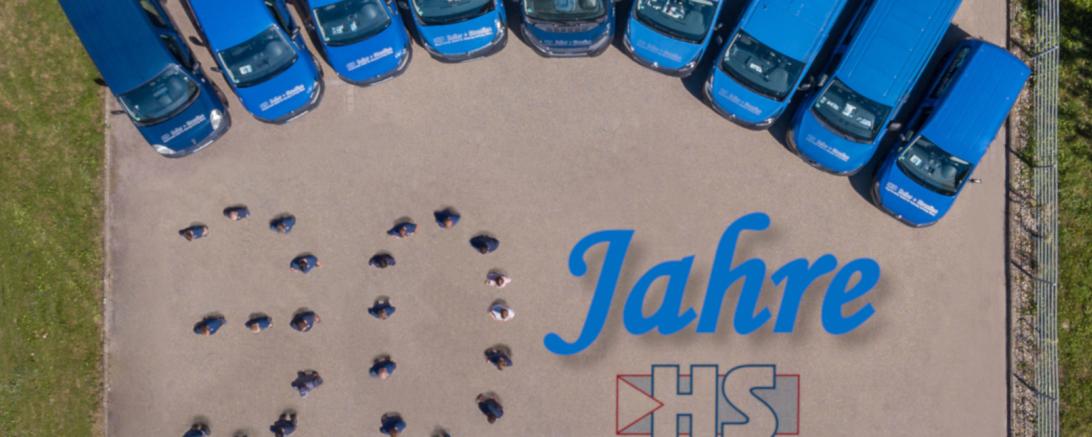 Anlässlich der Jubiläumsfeier wurde eine Teamfoto aus der Vogelperspektive aufgenommen.