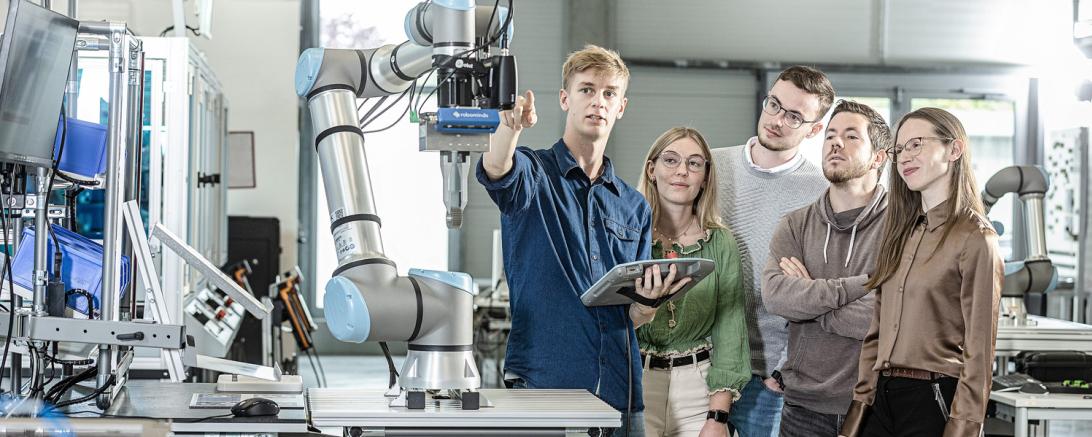 Studierende im Bachelorstudiengang Systems Engineering bei der praktischen Ausbildung.