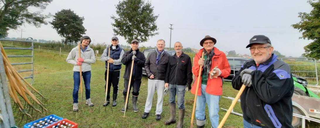 Der Lions-Club Donauwörth engagiert sich seit drei Jahrzehnten im Osterried. Den Einsatz koordinierten Kay Wannick (4. von links), Osterried-Beauftragter des Lions-Clubs Donauwörth, und Roland Scholz (5. von links), langjähriger Naturschutzbetreuer des Landkreises Donau-Ries, jetzt im Ruhestand. 