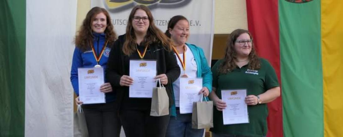 vier Mädchen auf dem Siegespodest