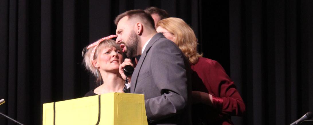 Schauspielgruppe "Thea(l)ternativ Stollberg bei ihrem Auftritt in Nördlingen. 