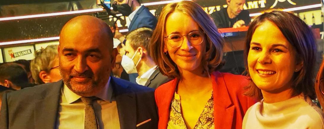 v.l.n.r. Omid Nouripour, Eva Lettenbauer, Annalena Baerbock bei der Verleihung der Politik-Awards in Berlin