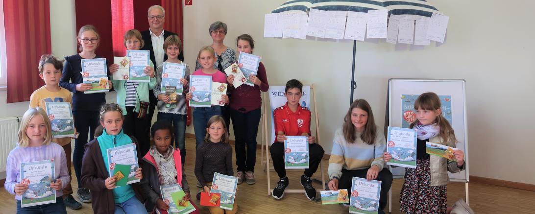 Das Bild zeigt Bürgermeister Karl Rehm und Beate Roger (Leiterin Stadtbücherei) mit den Gewinnern des Leseclubs.