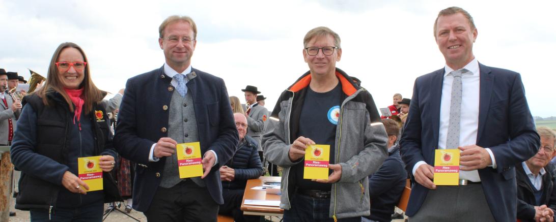 Geopark Ries-Geschäftsführerin Heike Burkhard, Landtagsabgeordneter Wolfgang Fackler, Landrat Stefan Rößle und Bürgermeister Frank Merkt. 