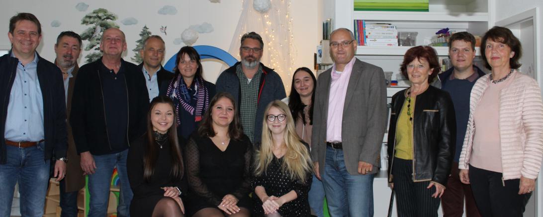 Die Krippenmitarbeiterinnen, die Mitglieder des Gemeinderates und Bürgermeister Martin Paninka freuen sich über die Eröffnung der neuen "Schmetterlingsgruppe" in der Asbach-Bäumenheimer Hauptstraße. 