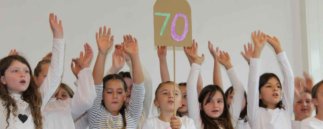 Beim Festakt spielten die Schüler*innen eine ganz besonder Rolle. In ihren Darbietungen gratulieren sie ihrer Schule zum Geburtstag und erinnerten an die Geschichte der Mangold-Schule. 