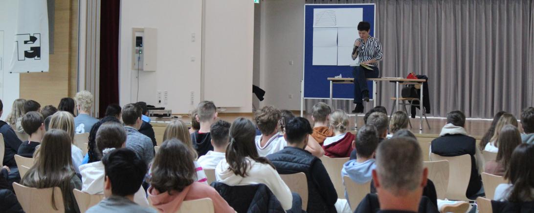 Das Bild zeigt die Autorin bei der Lesung.