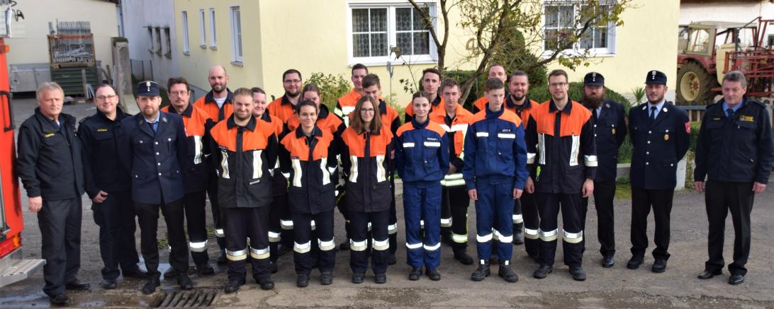 Die 17 Teilnehmer-innen der Feuerwehr absolvierten die Leistungsprüfung erfolgreich.
