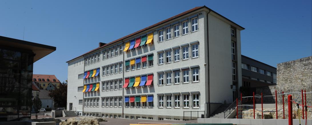 Im Bild ist die Mangoldschule in Donauwörth zu sehen. 