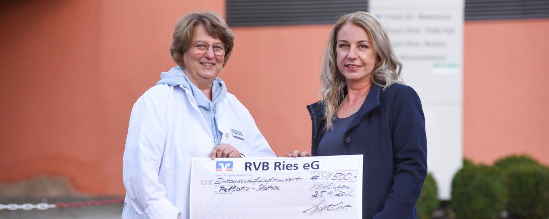 Bei der symbolischen Spendenübergabe vor dem Stiftungskrankenhaus Nördlingen dankte Oberärztin Karolina Meixner der Spenderin Judith Ernst.