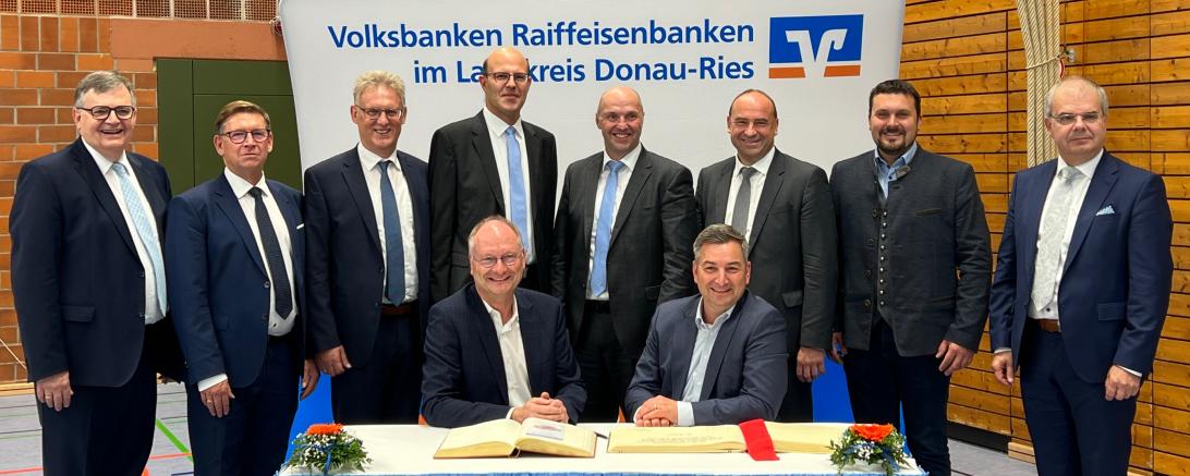 Im Vordergrund die beiden Redner mit den Vertretern der Banken sowie Landrat Stefan Rödßle und Bürgermeister Christoph Schmid