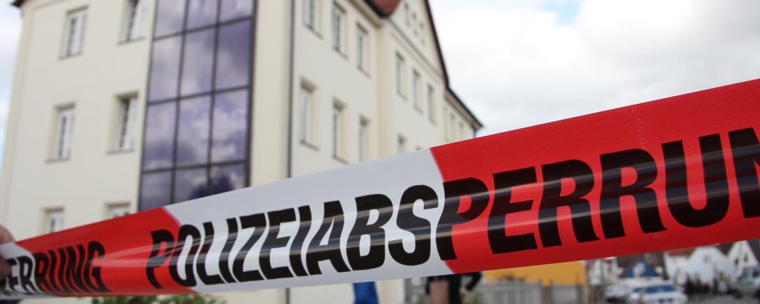 Das Bild zeigt die Polizeiabsperrung vor dem Fundort.