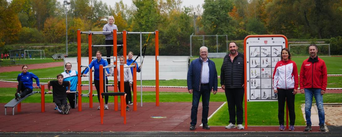 von links:Aktive der Leichtathletik-Abteilung, Bürgermeister Karl Rehm, Christian Meier (4Sellers), Claudia Kleinle (TSV), Herr Amesberger (Kompan)