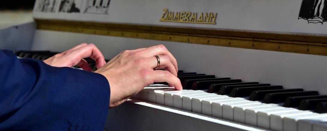 Klavierspieler.