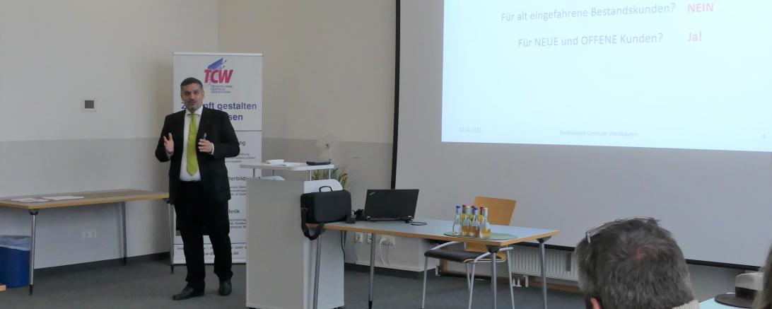 Erik Rojas (Handelsfachwirt, Softwareentwickler, Geschäftsführer Argentumware GmbH) referierte über Möglichkeiten der Digitalisierung in kleineren Unternehmen. 