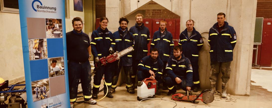 Die THW Helfer vor dem Übungsobjekt in den Ausbildungshallen der Bauinnung Nordschwaben.