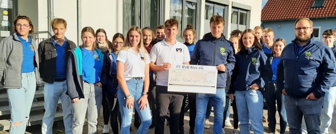 Unser Bild zeigt die Musikerinnen und Musiker mit (Mitte von links) Leni Taglieber und Timo Kienle von der RVB Ries, Jugendvorstand Felix Zimmermann, Jugendvorständin Anna-Lena Schneele und Jugenddirigent Johannes Endmeier. 