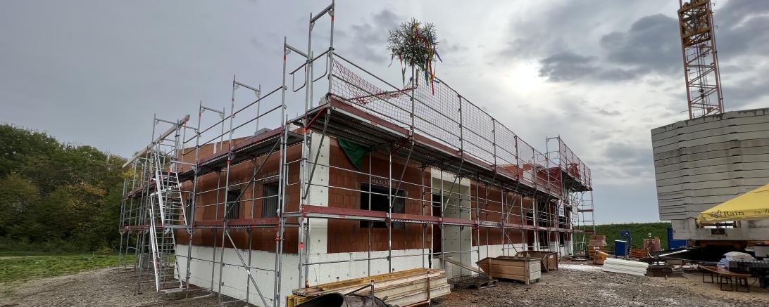 Das Bild zeigt den Rohbau der neuen Rettungswache in Rain. 