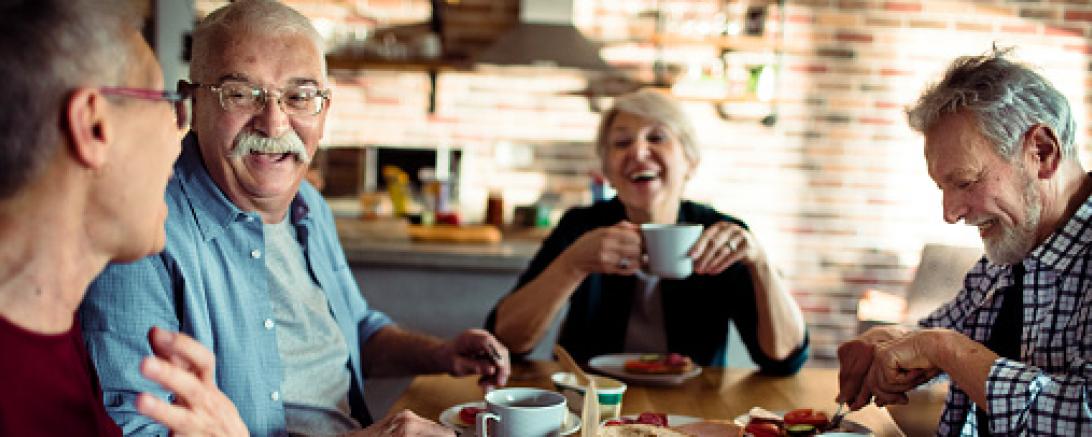 Im Bild sind Senioren beim Frühstücken zu sehen