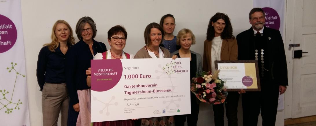 3. Platz bei der Bayerischen Vielfaltsmeisterschaft. Die Vertreterinnen des Gartenbauvereins freuen sich sehr über ihren Erfolg.