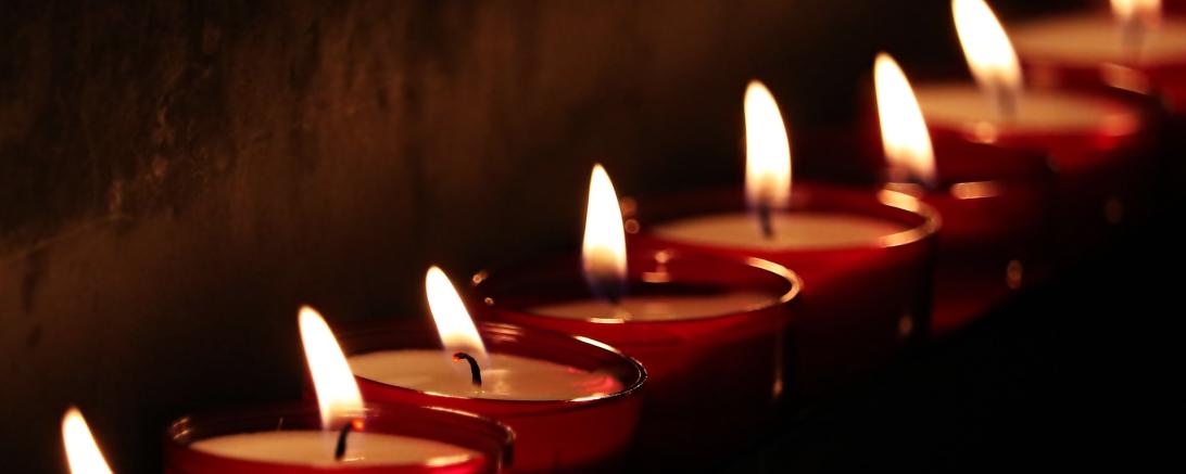 Gedenken mit Kerzen