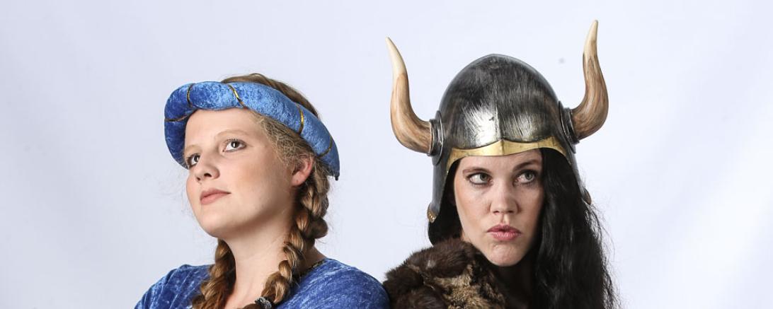 Mareike Tegeler (links) als Kriemhild und Laura Llorada (rechts) als Brunhild. 