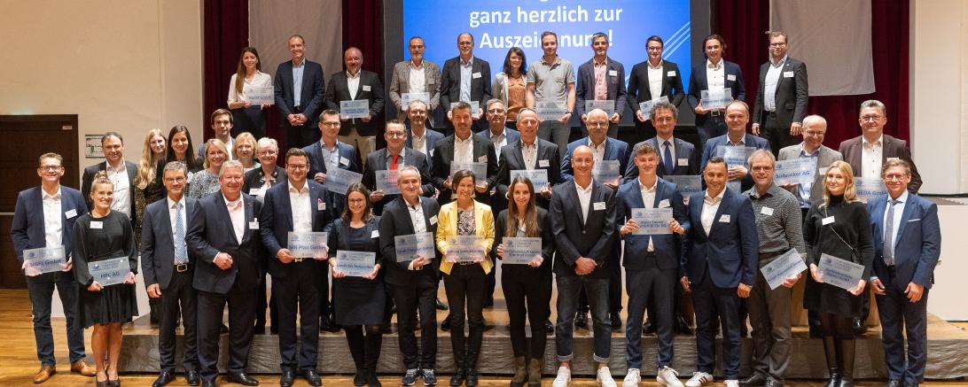 Das Bild zeigt: 32 Unternehmen und Einrichtungen aus dem Landkreis Donau-Ries, welche am 19.10.2022 mit Label TOP-Arbeitgeber DONAURIES ausgezeichnet wurden