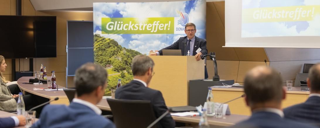 Landrat Stefan Rößle bei der Verleihung des Labels TOP-Arbeitgeber DONAURIES 2021 – einem der Kernprojekte der Marke DONAURIES in Sachen Fachkräftesicherung.