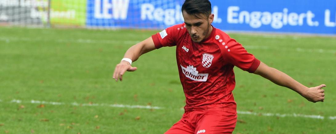Arif Ekin schießt den Ball