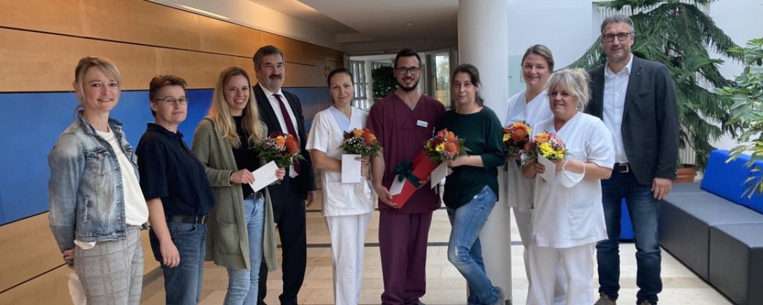 Sieben neu weitergebildete Pflegekräfte.